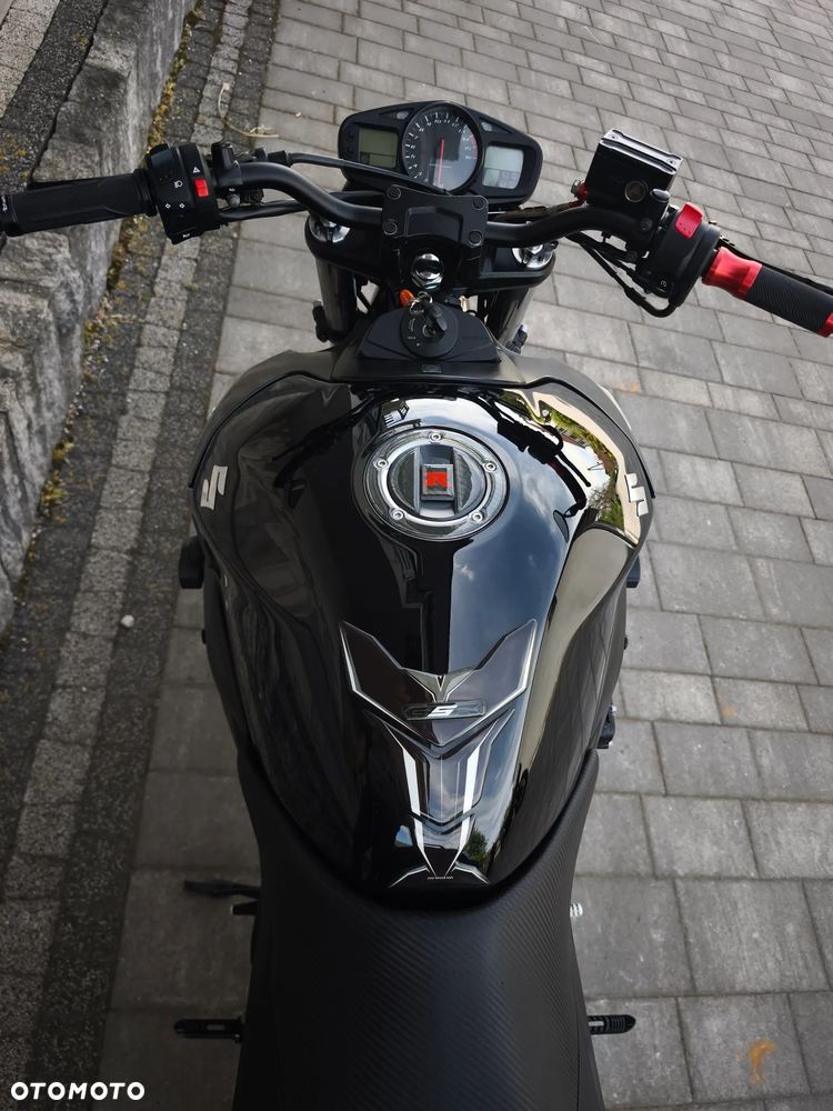 Suzuki GSR - 12