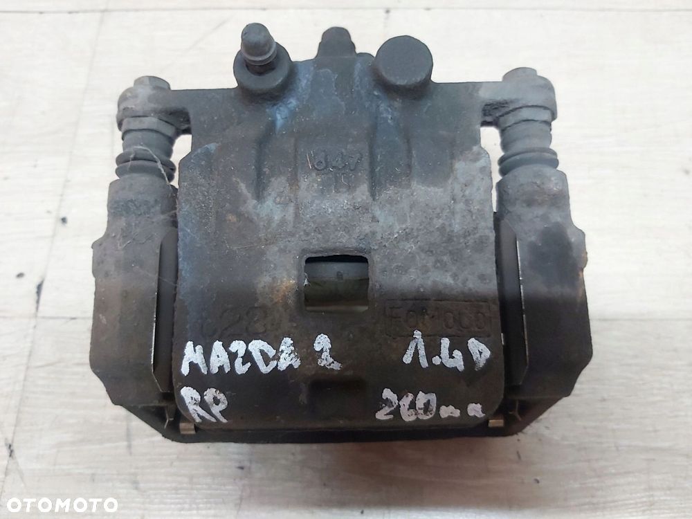 MAZDA 2 II DE zacisk jarzmo prawy przód - 2