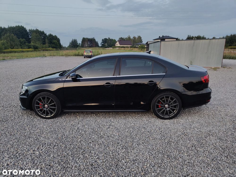 Volkswagen Jetta - 2