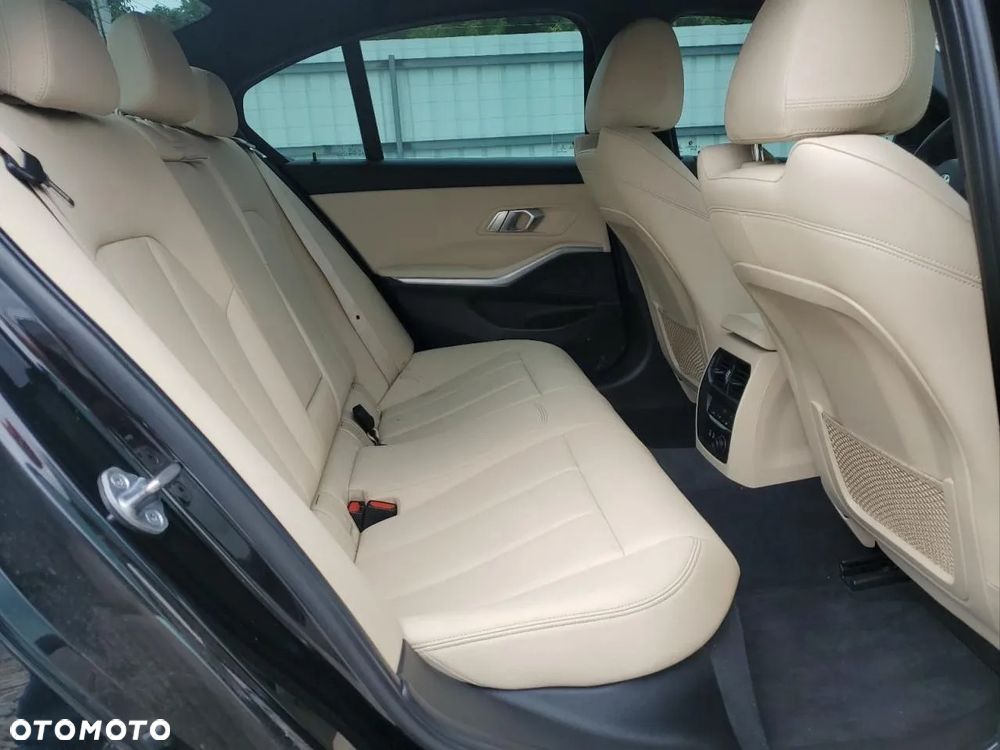 BMW Seria 3 330i - 10