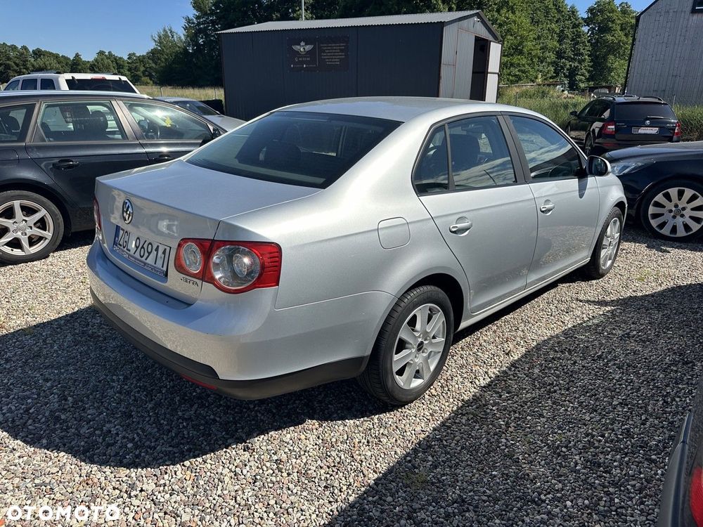 Volkswagen Jetta - 4