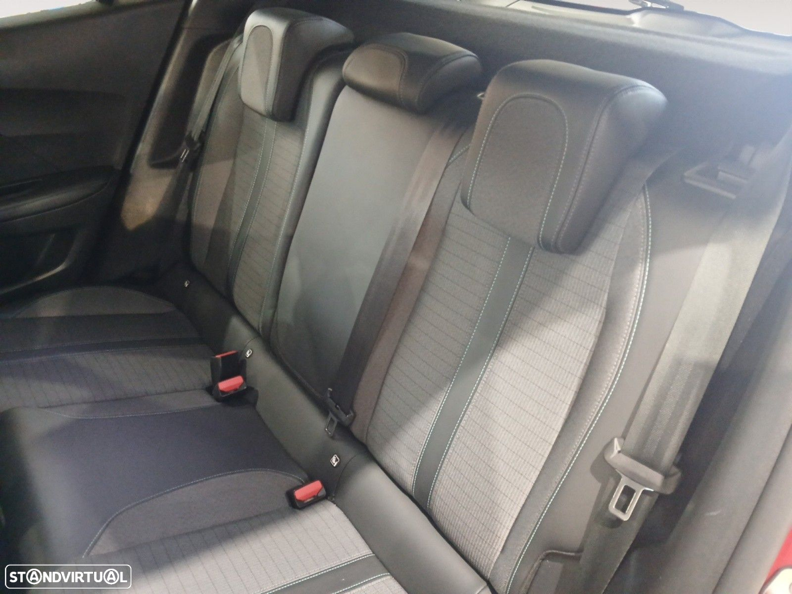 Peugeot 2008 1.2 PureTech Allure EAT8 - 13