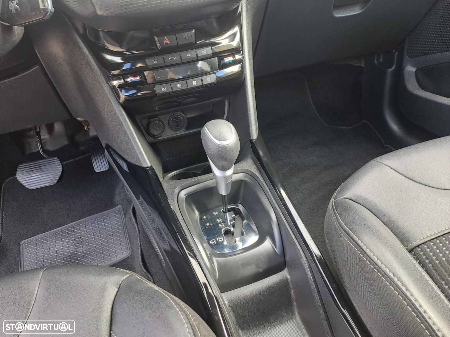 Peugeot 2008 1.2 PureTech Allure EAT6 - 13