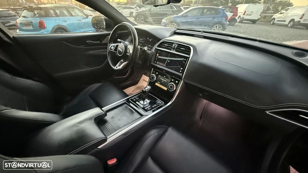 Jaguar XE 2.0 D200 R-Dynamic S - 42