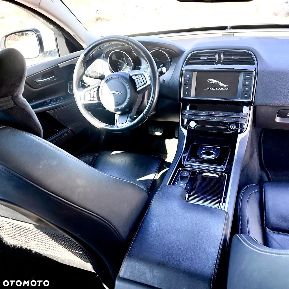 Jaguar XE 2.0 D Prestige - 9