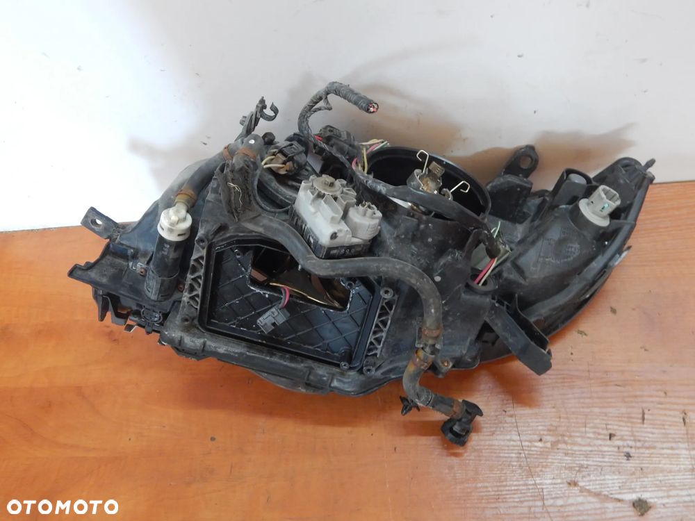 Lampa prawy przód xenon Subaru Legacy IV 4 03-09 Łuków części - 3