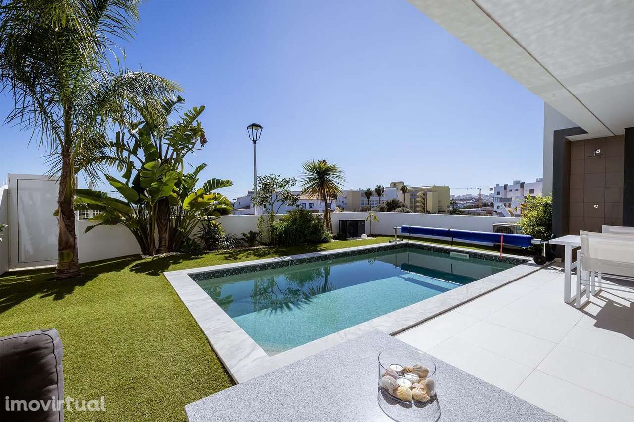 MODERNA E LUXUOSA MORADIA T3 COM PISCINA E GARAGEM PERTO DA MARINA DE - Grande imagem: 2/60