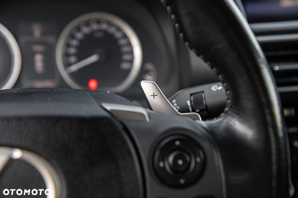 Lexus IS 300h Business - 24