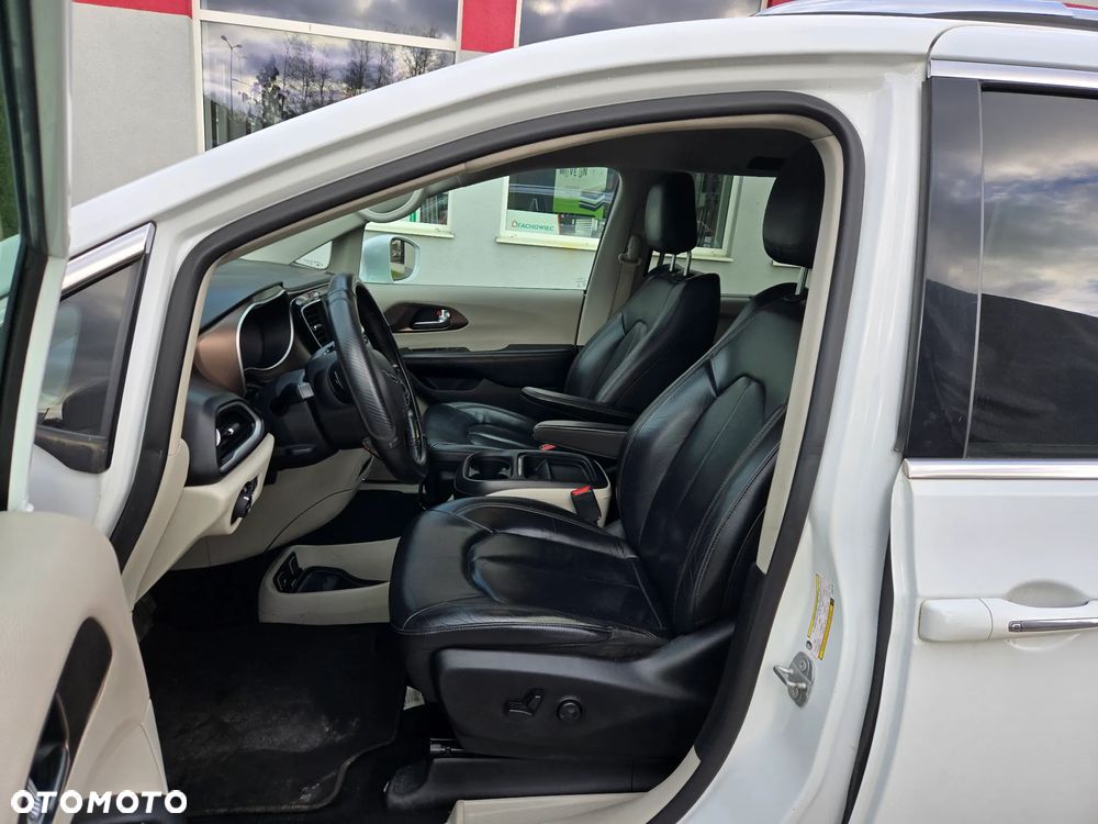 Chrysler Pacifica - 16