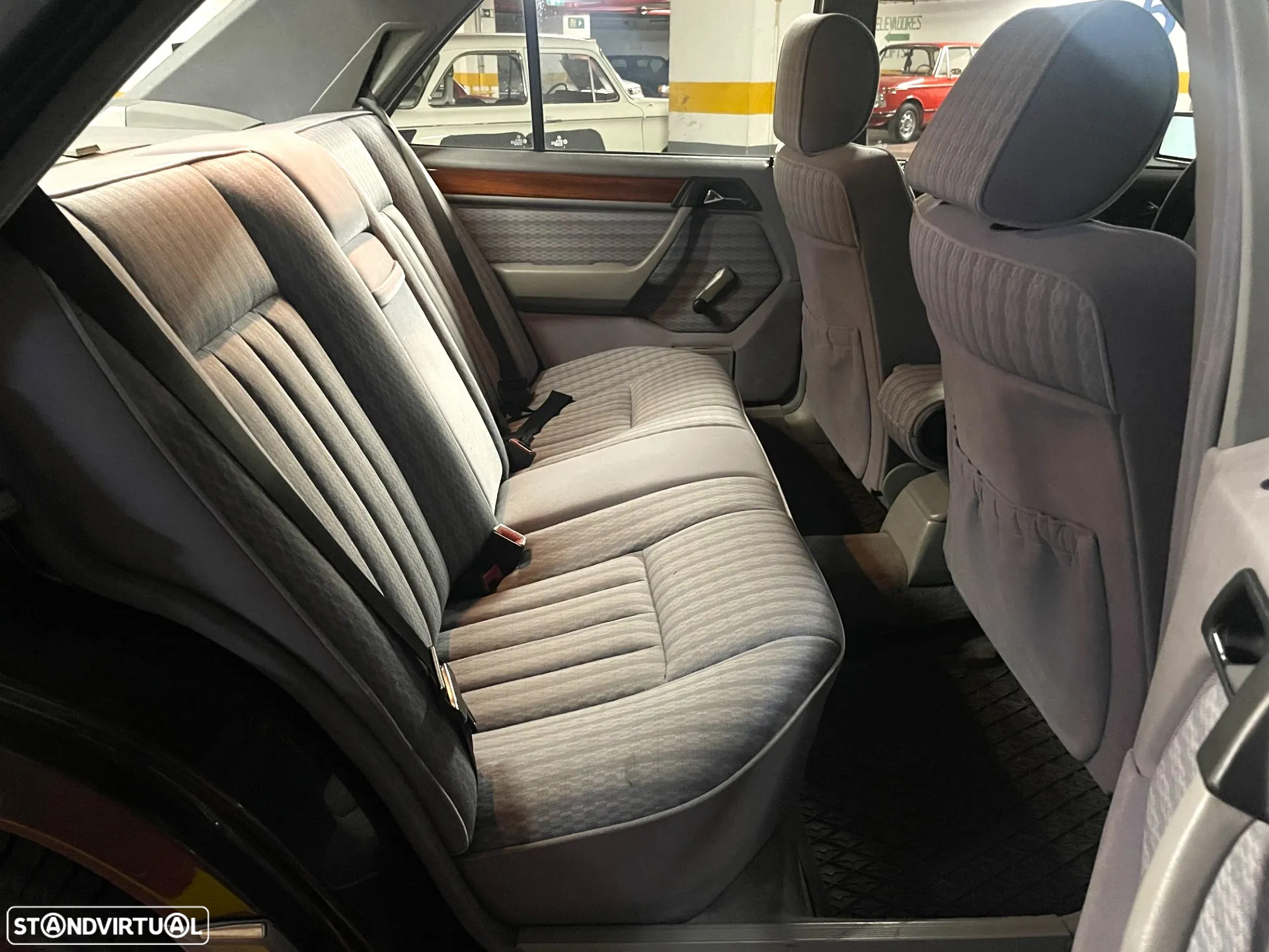 Mercedes-Benz 300 E-24 - 11