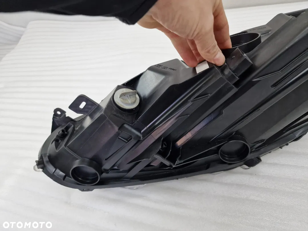 FORD FIESTA MK7 LIFT 12- PRAWA LAMPA PRZEDNIA PRZÓD , NR C1BB-13W029-AH , NR AUKCJI LL505 - 17
