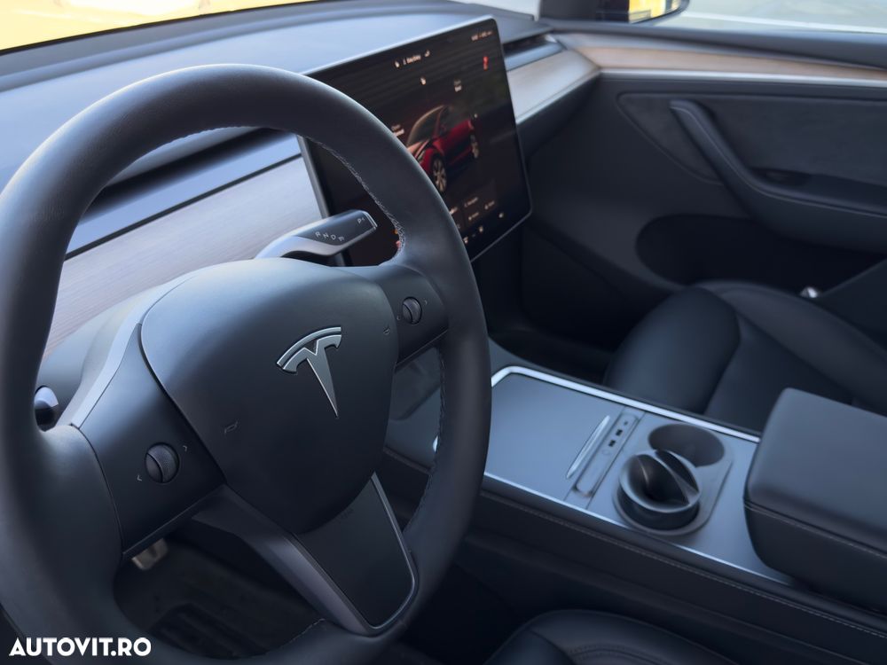 Tesla Model Y - 8