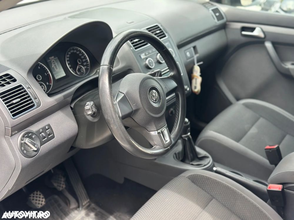 Volkswagen Touran - 11