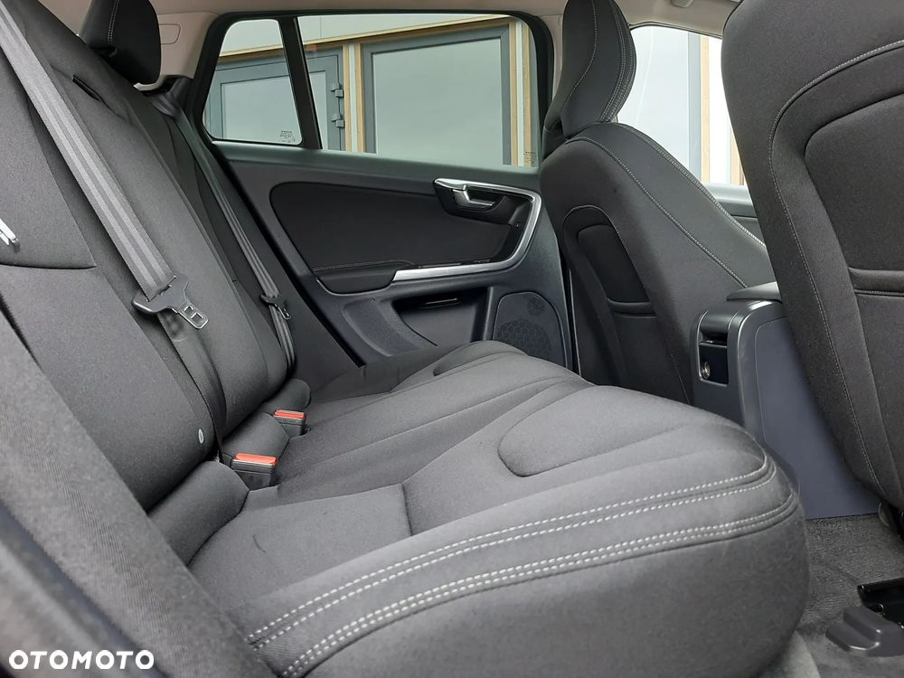 Volvo V60 D2 Momentum - 33