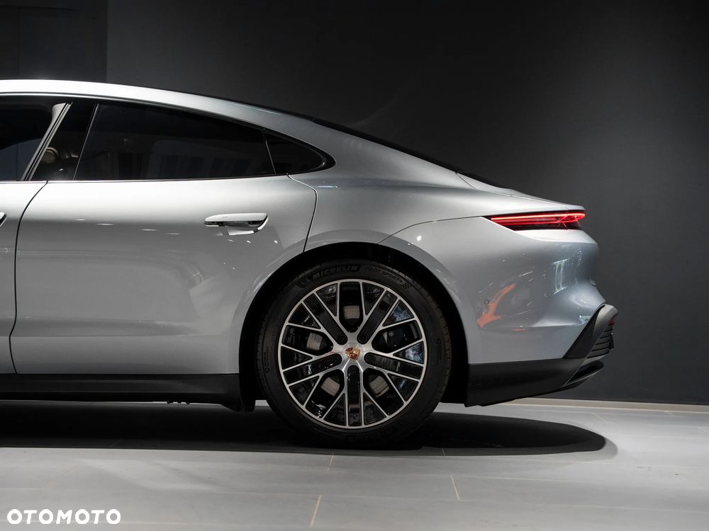 Porsche Taycan 4 - 12