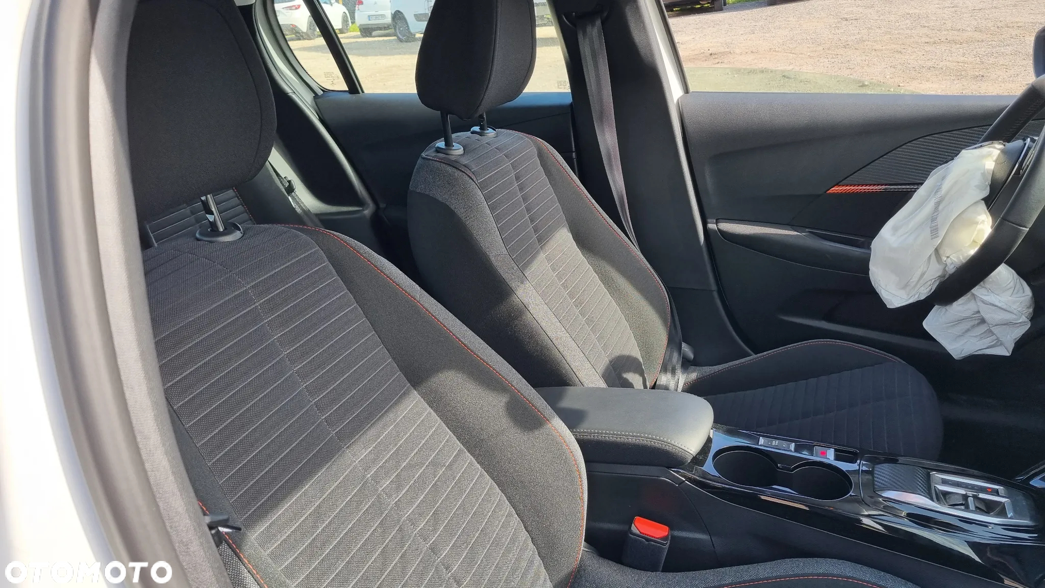 Peugeot 208 - 16