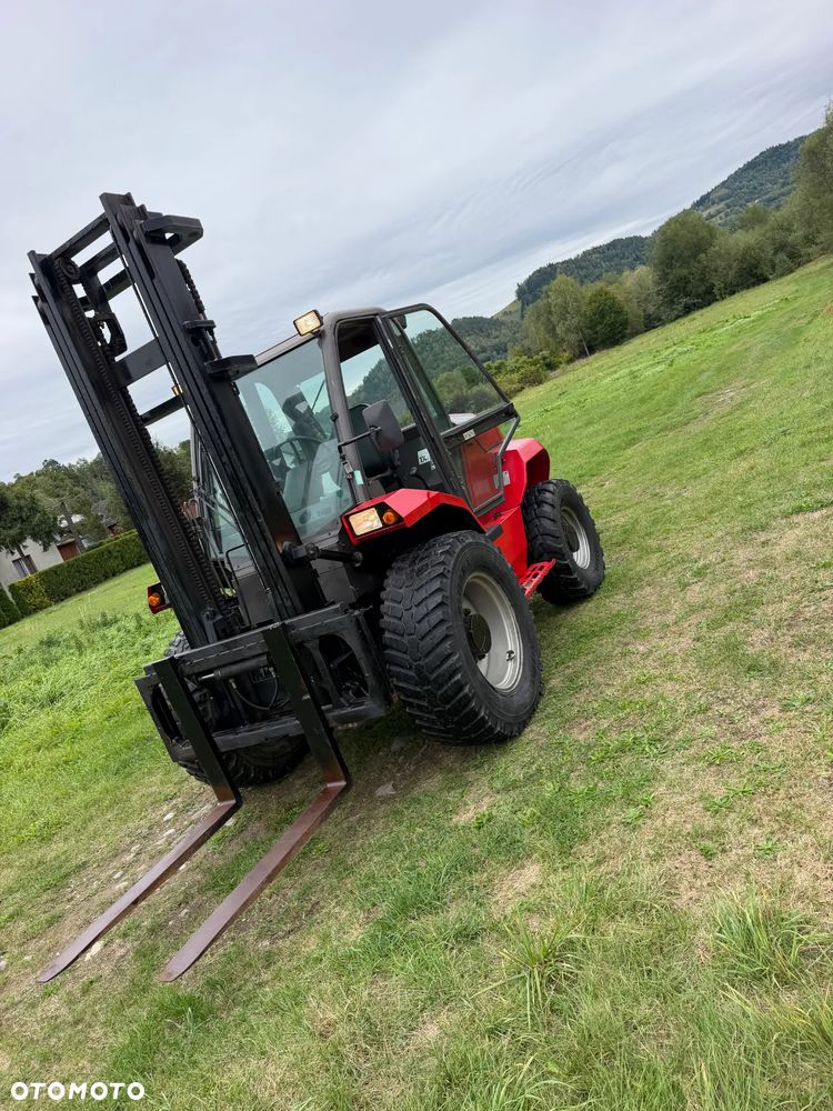 Manitou M30-4  Wózek Widłowy 4X4 TERENOWY na dużych kołach. 2000 mtg.  2017 rok. Maszyna Jak Nowa! Maszt zadbany bez luzu. z Norweskiego Gospodarstwa. Silnik PERKINS TURBO 90km. DEKRA Aktualna 2026 rok! 3 tony Udzwig! Posuw wideł Hydrauliczny! Jazda REWERS+4 biegi. Ani deka luzów czy wycieków! Zadbana Maszyna! Okazja. Podzespoły jak Nowe tłoczyska suche! 5,5 wys. podnoszenia. Rozbudowane oświetlenie. Wersja Norweska. Ogrzewana wentylowana Kabina. - 3