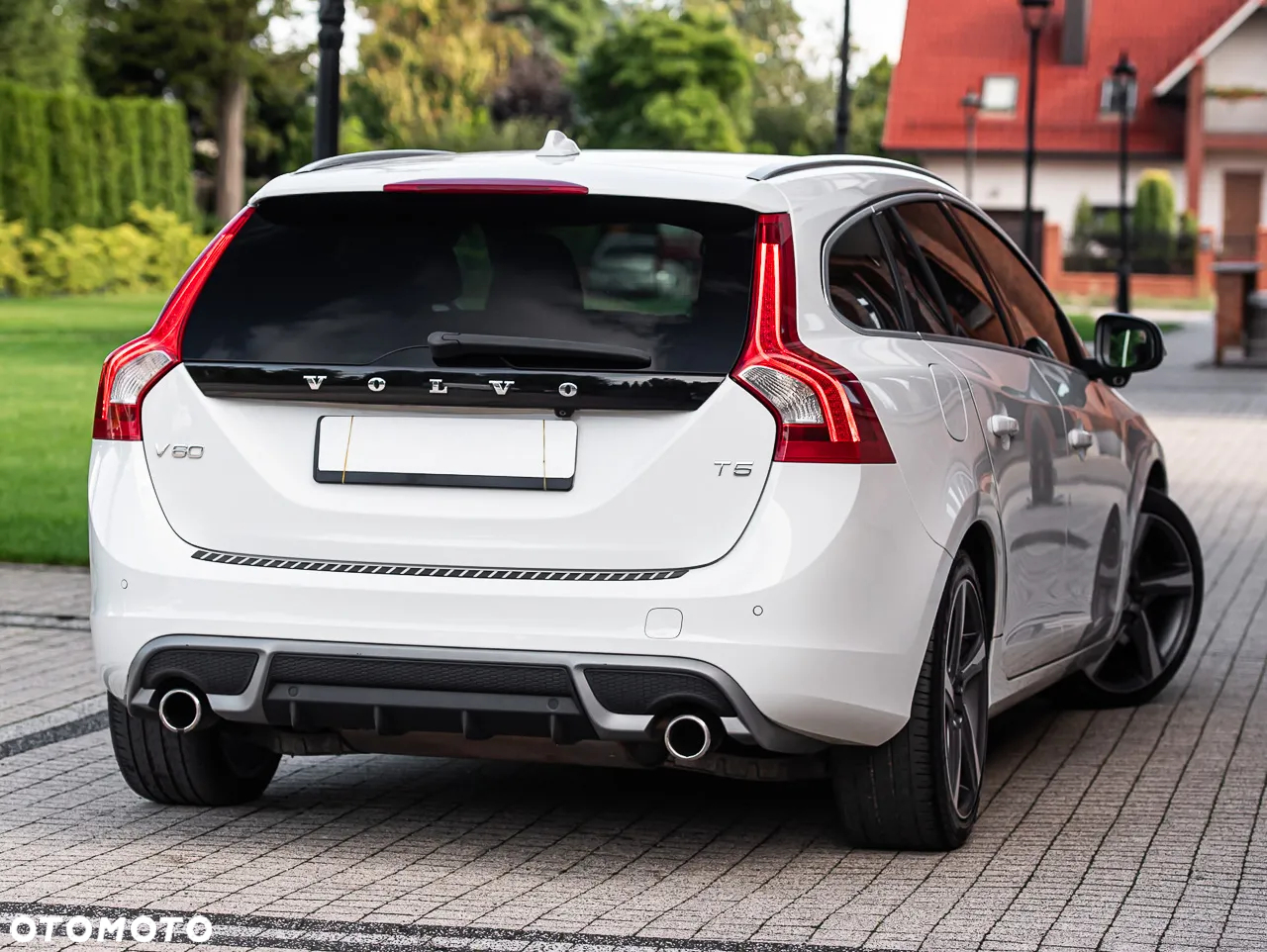 Volvo V60 T5 R-Design - 12