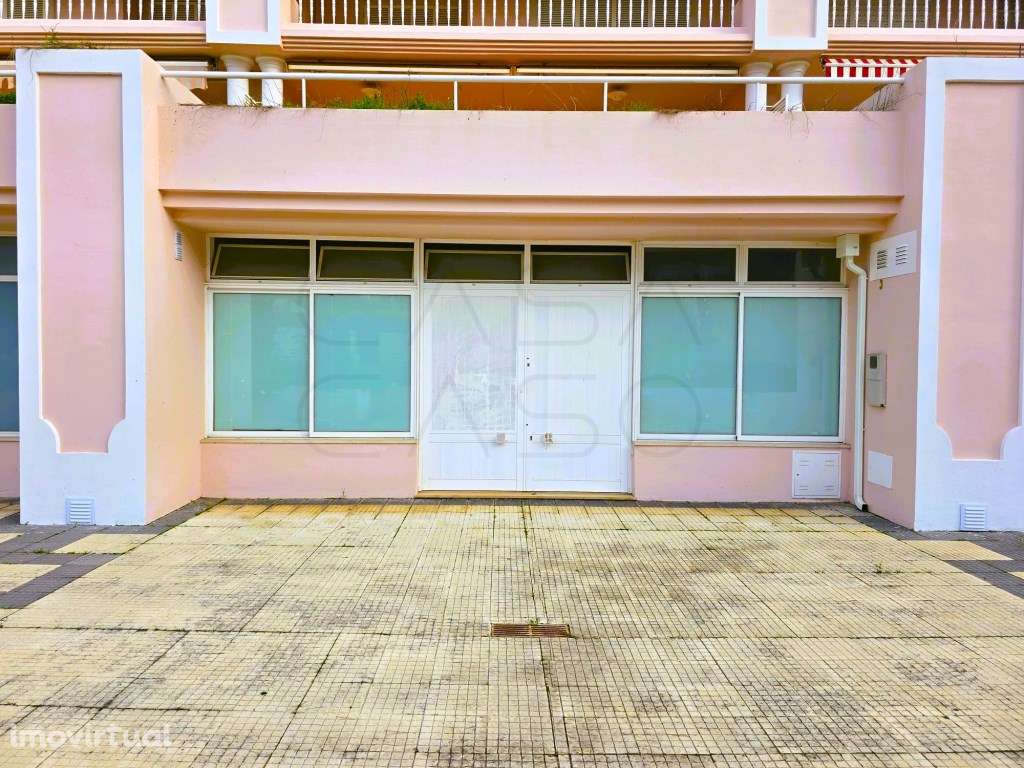 Loja com montra ampla. Disponível para Venda e Arrendamento - Grande imagem: 3/20