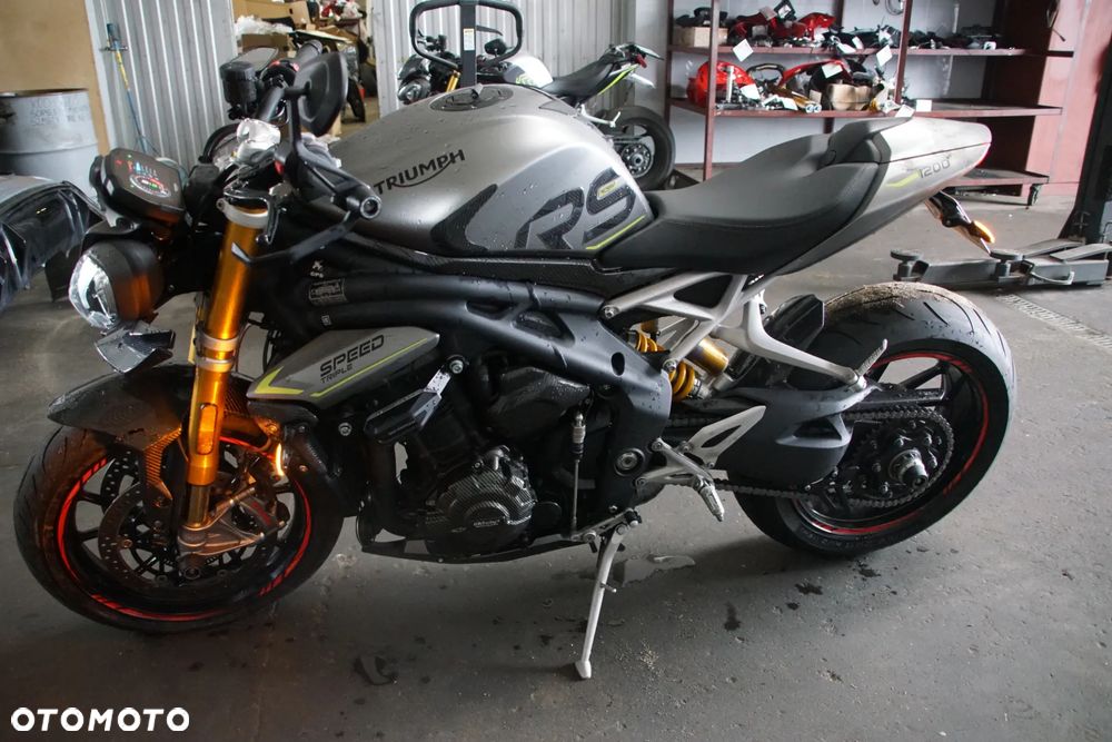 Triumph Speed Triple 1200 rs 2022 na części 692106889 SILNIK: silnik kompletny, blok silnika, głowica cylindrów, pokrywa zaworów, uszczelka głowicy, cylinder, tuleja cylindra, tłok, pierścienie tłokowe, sworzeń tłoka, korbowód, wał korbowy, panewki wału, wałek rozrządu, koło rozrządu, łańcuch rozrządu, napinacz rozrządu, ślizg rozrządu, zawór ssący, zawór wydechowy, sprężyna zaworowa, popychacz zaworu, dźwigienka zaworowa, uszczelniacz zaworowy, miska olejowa, korek spustowy oleju, pompa oleju, smok olejowy, filtr oleju, chłodnica oleju, przewód olejowy, obudowa filtra oleju, czujnik ciśnienia oleju, pokrywa alternatora, pokrywa sprzęgła, dekiel silnika, uszczelki silnika, engine assembly, engine block, cylinder head, valve cover, piston, piston rings, connecting rod, crankshaft, camshaft, timing chain, oil pump.  UKŁAD PALIWOWY I DOLOTOWY: zbiornik paliwa, bak paliwa, korek wlewu paliwa, pompa paliwa, kosz pompy paliwa, filtr paliwa, przewód paliwowy, listwa wtryskowa, wtryskiwacz, regulator ciśnienia paliwa, przepustnica, korpus przepustnicy, silniczek krokowy, czujnik położenia przepustnicy TPS, manetka gazu, rolgaz, elektroniczny gaz ride-by-wire, airbox, obudowa filtra powietrza, filtr powietrza, króciec dolotowy, kolektor dolotowy, czujnik temperatury powietrza, czujnik ciśnienia MAP, fuel tank, fuel pump, fuel injector, throttle body, air filter.  SPRZĘGŁO I SKRZYNIA BIEGÓW: kosz sprzęgłowy, piasta sprzęgła, tarcze sprzęgłowe, przekładki sprzęgła, sprężyny sprzęgła, docisk sprzęgła, pompa sprzęgła, wysprzęglik, przewód sprzęgła, klamka sprzęgła, skrzynia biegów, wałek sprzęgłowy, wałek zdawczy, koła zębate skrzyni, wodzik zmiany biegów, bęben zmiany biegów, czujnik biegu, dźwignia zmiany biegów, cięgno zmiany biegów, quickshifter, czujnik quickshiftera, clutch basket, clutch plates, gearbox, transmission shaft, gear selector drum, shift fork.  NAPĘD TYLNEGO KOŁA: zębatka przednia, zębatka tylna, łańcuch napędowy, spinka łańcucha, napinacz łańcucha, prowadnica łańcucha, osłona łańcucha, guma zabieraka, zabierak zębatki, mocowanie zębatki, front sprocket, rear sprocket, drive chain, chain adjuster, chain guide, chain guard, sprocket carrier.  UKŁAD WYDECHOWY: kolektory wydechowe, rury wydechowe, tłumik końcowy, tłumik środkowy, katalizator, osłona tłumika, zawór wydechowy, silniczek zaworu wydechowego, linki zaworu wydechowego, sonda lambda, uszczelka kolektora, obejma wydechu, mocowanie tłumika, exhaust headers, muffler, silencer, catalytic converter, exhaust valve, oxygen sensor, heat shield.  UKŁAD CHŁODZENIA: chłodnica, wentylator chłodnicy, osłona chłodnicy, korek chłodnicy, zbiorniczek wyrównawczy, pompa wody, termostat, obudowa termostatu, przewód chłodnicy, wąż układu chłodzenia, króciec wody, czujnik temperatury płynu, radiator, radiator fan, coolant reservoir, water pump, thermostat, coolant hose.  ZAWIESZENIE PRZEDNIE: lagi przednie, widelec przedni, goleń widelca, rura nośna, dolna półka, górna półka, sztyca widelca, uszczelniacz lagi, uszczelniacz przeciwpyłowy, sprężyna widelca, kartridż amortyzatora, regulator tłumienia, korek lagi, olej do lag, amortyzator skrętu, steering damper, front fork, fork tube, fork seal, fork cartridge, triple clamp, upper yoke, lower yoke.  ZAWIESZENIE TYLNE: amortyzator tylny, sprężyna amortyzatora, wahacz jednoramienny, oś wahacza, łożysko wahacza, kiwak zawieszenia, łącznik amortyzatora, regulator napięcia wstępnego, mocowanie amortyzatora, rear shock, shock absorber, single-sided swingarm, swingarm pivot, suspension linkage.  UKŁAD HAMULCOWY: zacisk hamulcowy przedni lewy, zacisk hamulcowy przedni prawy, zacisk hamulcowy tylny, jarzmo zacisku, tłoczek hamulcowy, zestaw naprawczy zacisku, klocki hamulcowe przednie, klocki hamulcowe tylne, tarcza hamulcowa przednia, tarcza hamulcowa tylna, pompa hamulcowa przednia, pompa hamulcowa tylna, przewód hamulcowy, przewód w oplocie, zbiorniczek płynu hamulcowego, klamka hamulca, pedał hamulca, czujnik światła stop, moduł ABS, pompa ABS, czujnik ABS, pierścień ABS, front brake caliper, rear brake caliper, brake pads, brake disc, brake rotor, brake master cylinder.  KOŁA I OPONY: felga przednia, felga tylna, koło przednie, koło tylne, oś koła przedniego, oś koła tylnego, dystans koła, łożysko koła, uszczelniacz koła, piasta koła, nakrętka tylnego koła, zawór opony, czujnik ciśnienia TPMS, opona przednia, opona tylna, front wheel, rear wheel, wheel rim, wheel axle, wheel bearing, wheel hub, tire, tyre, TPMS sensor.  KIEROWNICA I STEROWANIE: kierownica, mocowanie kierownicy, riser kierownicy, lewa manetka, prawa manetka, ciężarki kierownicy, końcówki kierownicy, lusterko lewe, lusterko prawe, uchwyt lusterka, klamka sprzęgła, klamka hamulca, przełącznik zespolony lewy, przełącznik zespolony prawy, rolgaz, stacyjka, antena stacyjki, amortyzator skrętu, handlebar, handlebar clamp, grip, bar end, rear-view mirror, switchgear, ignition switch.  RAMA I PODWOZIE: rama główna, rama tylna, subframe, wspornik ramy, mocowanie silnika, śruba mocowania silnika, crash pad, slider ramy, osłona ramy, stopka boczna, czujnik stopki bocznej, sprężyna stopki, uchwyt tablicy rejestracyjnej, mocowanie podnóżka, podnóżek kierowcy lewy, podnóżek kierowcy prawy, podnóżek pasażera lewy, podnóżek pasażera prawy, set podnóżków, rearset, frame, rear subframe, engine mount, crash protector, side stand, footpeg.  OWIEWKI I NADWOZIE: owiewka przednia, owiewka boczna lewa, owiewka boczna prawa, owiewka tylna, boczek lewy, boczek prawy, osłona chłodnicy, osłona silnika, belly pan, pług pod silnik, błotnik przedni, błotnik tylny, nadkole, hugger, przednia szyba, szyba sportowa, deflektor, wlot powietrza, osłona ramy, osłona wahacza, osłona karbonowa, carbon cover, fairing, side panel, front fender, rear fender, windscreen, radiator cover.  SIEDZENIE I TYLNA CZĘŚĆ: siedzenie kierowcy, siedzenie pasażera, kanapa, zamek siedzenia, linka zamka siedzenia, uchwyt pasażera, ogon motocykla, stelaż tylny, wypełnienie zadupka, osłona siedzenia, seat cowl, rider seat, passenger seat, seat lock, tail section.  ELEKTRYKA I ELEKTRONIKA: wiązka elektryczna główna, wiązka przednia, wiązka tylna, sterownik silnika ECU, moduł zapłonowy, regulator napięcia, alternator, stator, rotor alternatora, rozrusznik, przekaźnik rozrusznika, akumulator, skrzynka bezpieczników, bezpiecznik, przekaźnik, cewka zapłonowa, świeca zapłonowa, fajka świecy, przewód masowy, złącze elektryczne, gniazdo USB, immobilizer, antena immobilizera, czujnik przechyłu, czujnik położenia wału, czujnik położenia wałka, czujnik prędkości, czujnik temperatury, czujnik ciśnienia, wiring harness, ECU, voltage regulator, alternator, starter motor, starter relay, battery, fuse box, ignition coil, spark plug.  OŚWIETLENIE I ZEGARY: reflektor przedni, lampa przednia LED, światło mijania, światło drogowe, moduł reflektora, kierunkowskaz przedni lewy, kierunkowskaz przedni prawy, kierunkowskaz tylny lewy, kierunkowskaz tylny prawy, lampa tylna, światło stop, lampka tablicy rejestracyjnej, licznik, zegary, wyświetlacz TFT, panel wskaźników, obudowa licznika, czujnik poziomu paliwa, headlight, LED headlamp, tail light, brake light, turn signal, indicator, instrument cluster, dashboard, TFT display.  SYSTEMY ELEKTRONICZNE: moduł kontroli trakcji, traction control, czujnik IMU, moduł ride-by-wire, tempomat, przełącznik tempomatu, quickshifter up and down, moduł ABS, czujnik kąta pochylenia, moduł Bluetooth, antena, moduł bezkluczykowy, keyless module, kluczyk, pilot, immobilizer key, przełącznik trybów jazdy, riding mode switch.  ŚRUBY, ŁOŻYSKA I DROBNE CZĘŚCI: komplet śrub, śruba owiewki, nakrętka osi, tuleja dystansowa, podkładka, spinka, zatrzask, kołek montażowy, guma mocująca, silentblock, obejma, uchwyt przewodu, łożysko główki ramy, łożysko igiełkowe, łożysko kulkowe, simmering, uszczelka, oring, zestaw naprawczy, - 9
