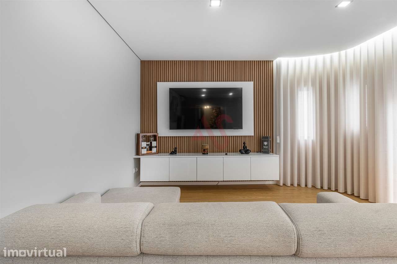 🏡 Moradia T4 + T1 com Jardim, Garagem e Excelente Localização - Grande imagem: 4/29