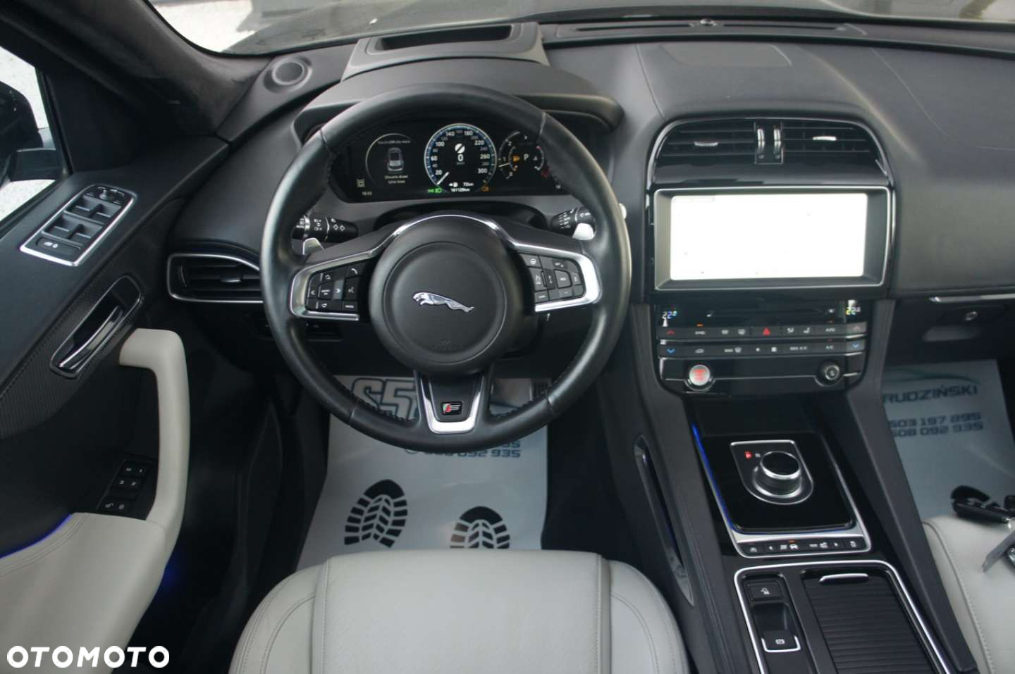 Jaguar F-Pace - 8