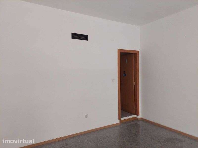 Vende-se ou Arrenda-se Loja - Grande imagem: 2/3