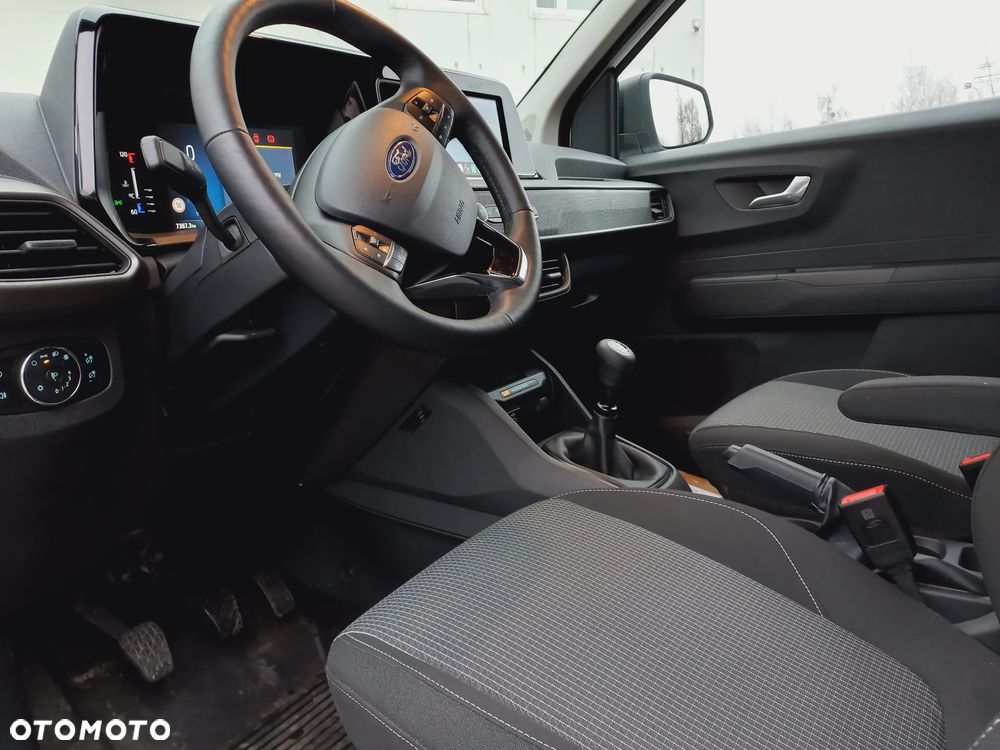 Ford Transit Courier - 26