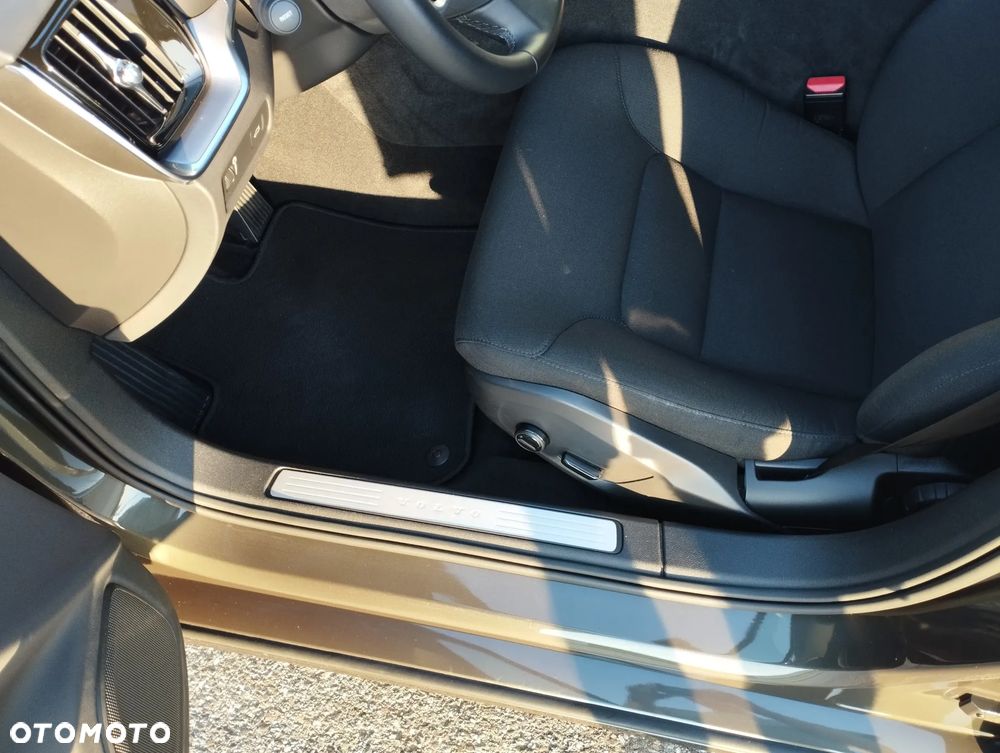 Volvo V60 B3 B Momentum - 33