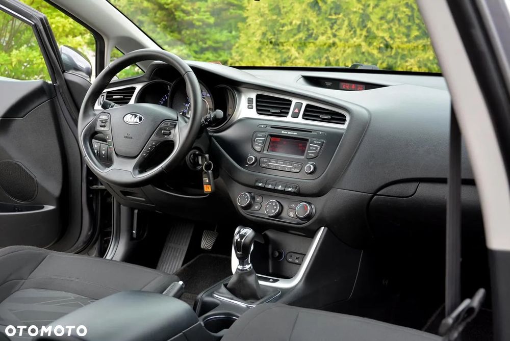 Kia Ceed 1.4 CVVT Dream Team Edition - 24