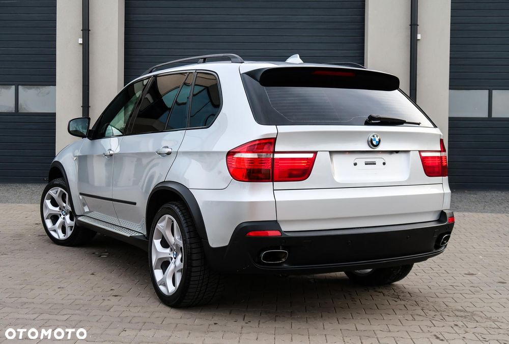 BMW X5 4.8i - 5