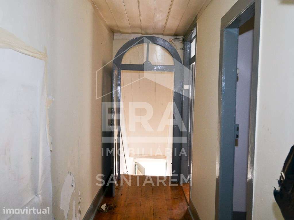 Prédio com 6 apartamentos - Grande imagem: 2/27