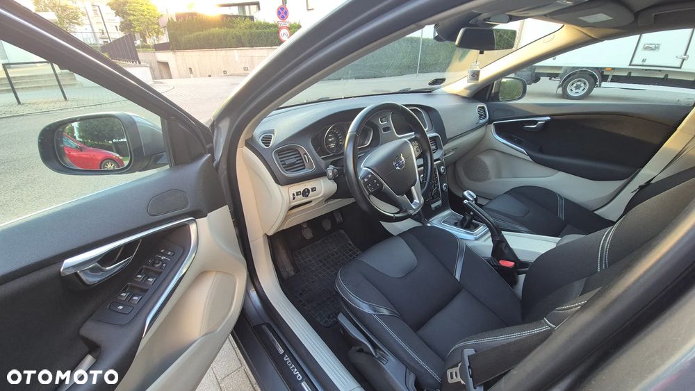 Volvo V40 T3 Drive-E Momentum - 4