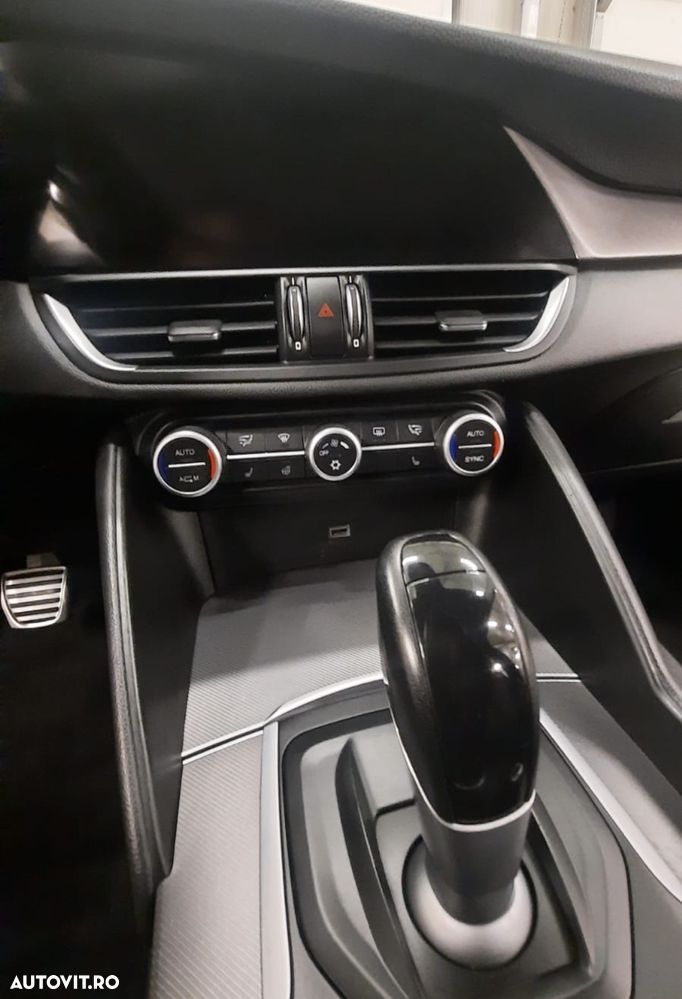 Alfa Romeo Giulia 2.2 AT8-Q4 Veloce - 12