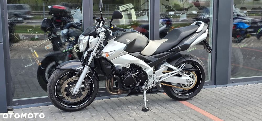 Suzuki GSR - 24