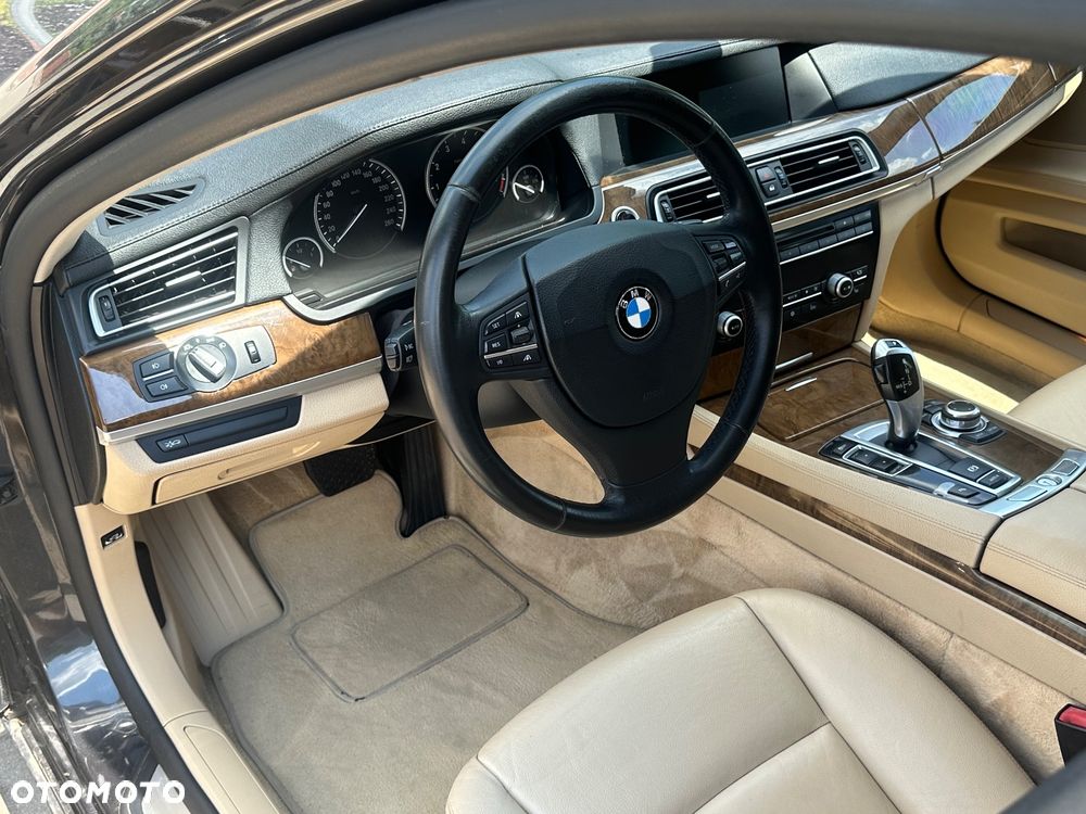 BMW Seria 7 740i - 22