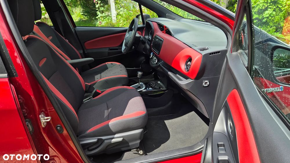 Toyota Yaris Hybrid 100 Selection - 15