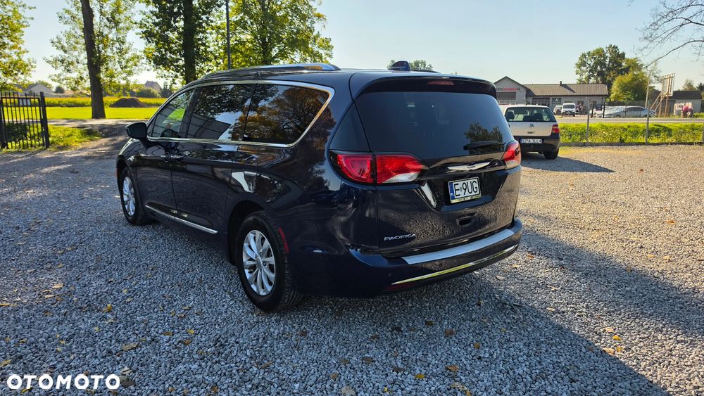 Chrysler Pacifica - 4