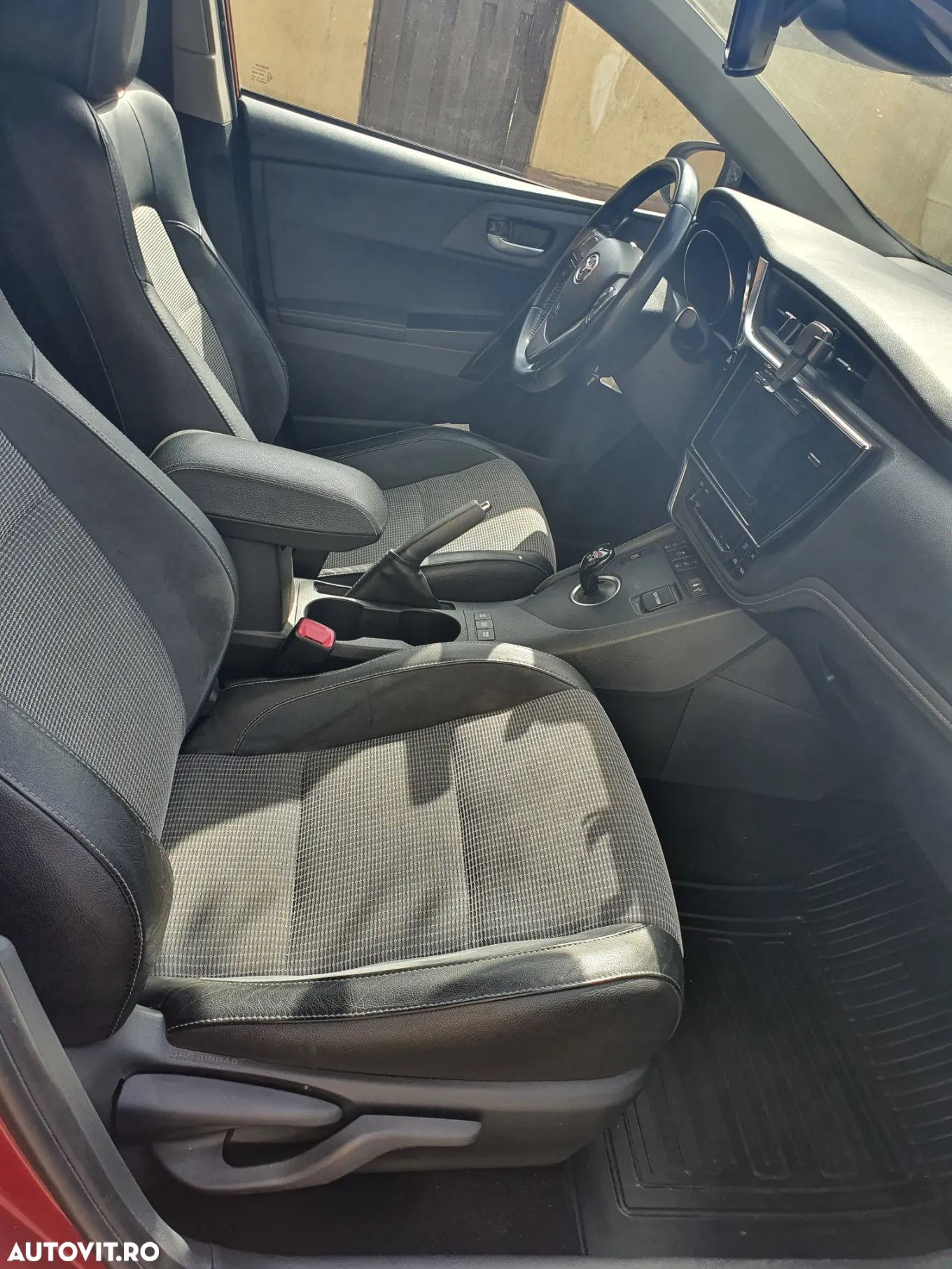 Toyota Auris 1.8 L VVT-i Hybrid Sol + - 32