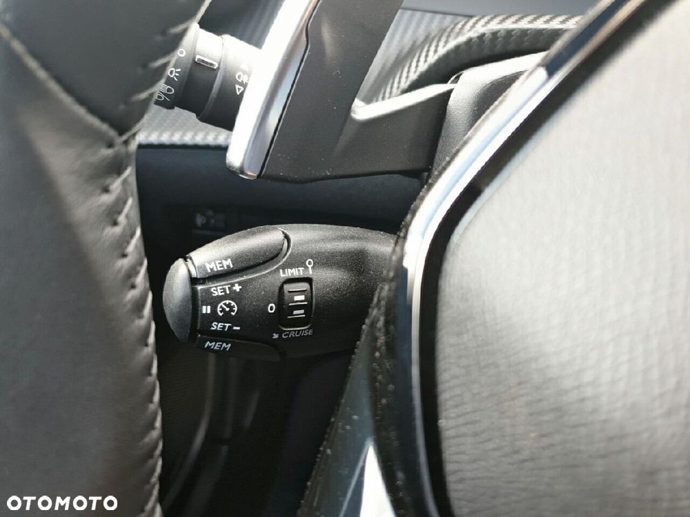 Peugeot 2008 1.2 PureTech Allure S&S EAT8 - 17
