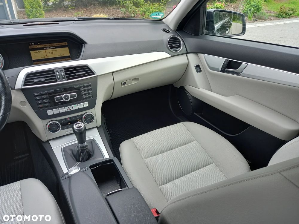 Mercedes-Benz Klasa C 200 CGI BlueEFFICIENCY Avantgarde - 22