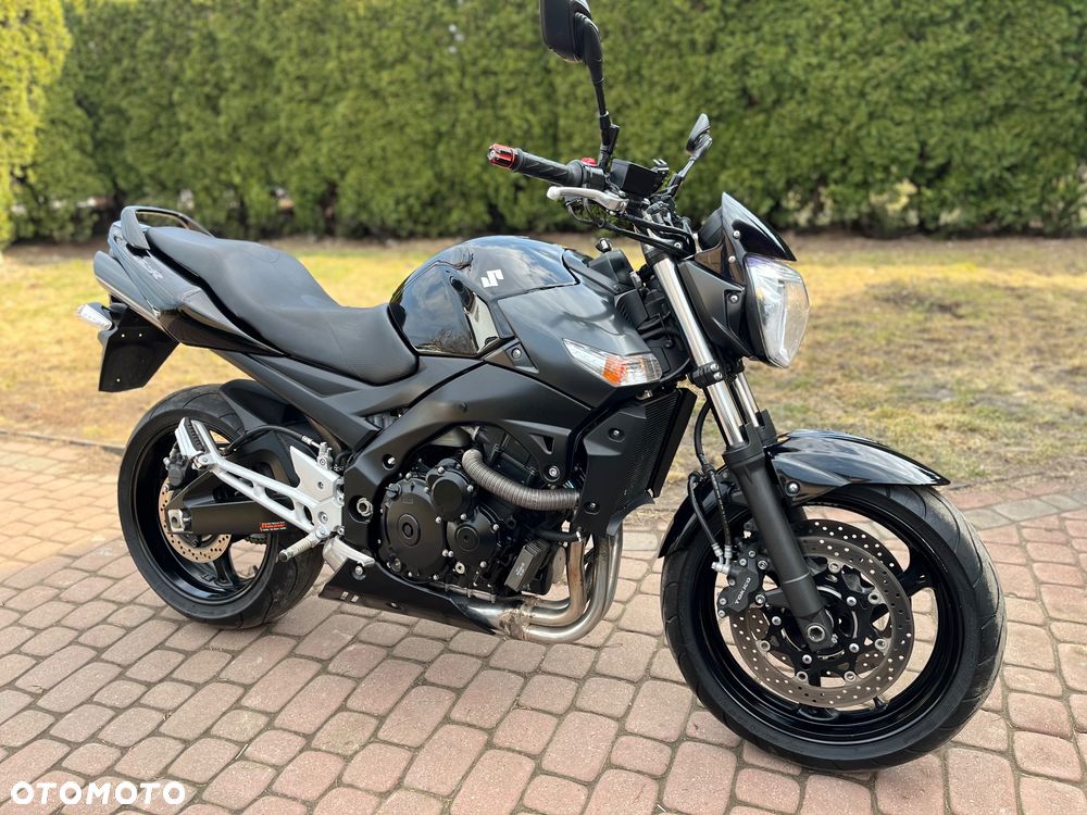 Suzuki GSR - 2