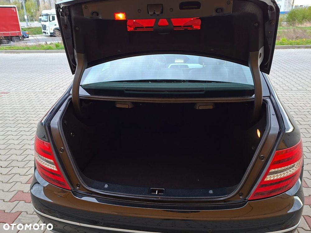 Mercedes-Benz Klasa C 180 CGI BlueEFFICIENCY Avantgarde - 39