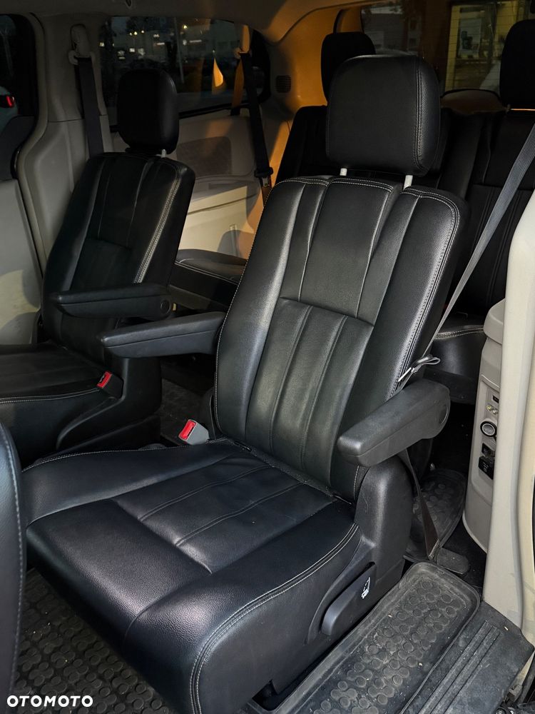 Chrysler Town & Country - 9