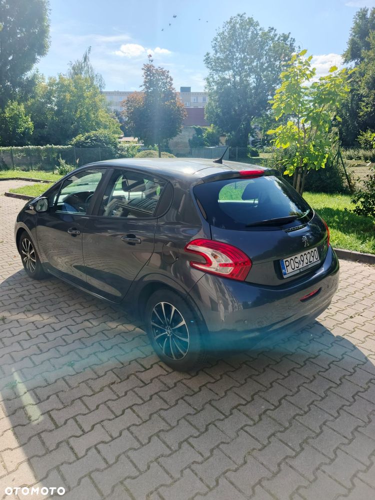 Peugeot 208 - 8