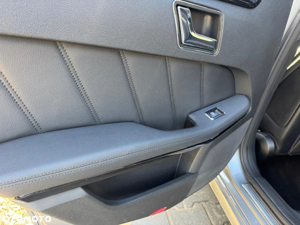 Mercedes-Benz Klasa E 350 CDI DPF BlueEFFICIENCY 7G-TRONIC Elegance - 21