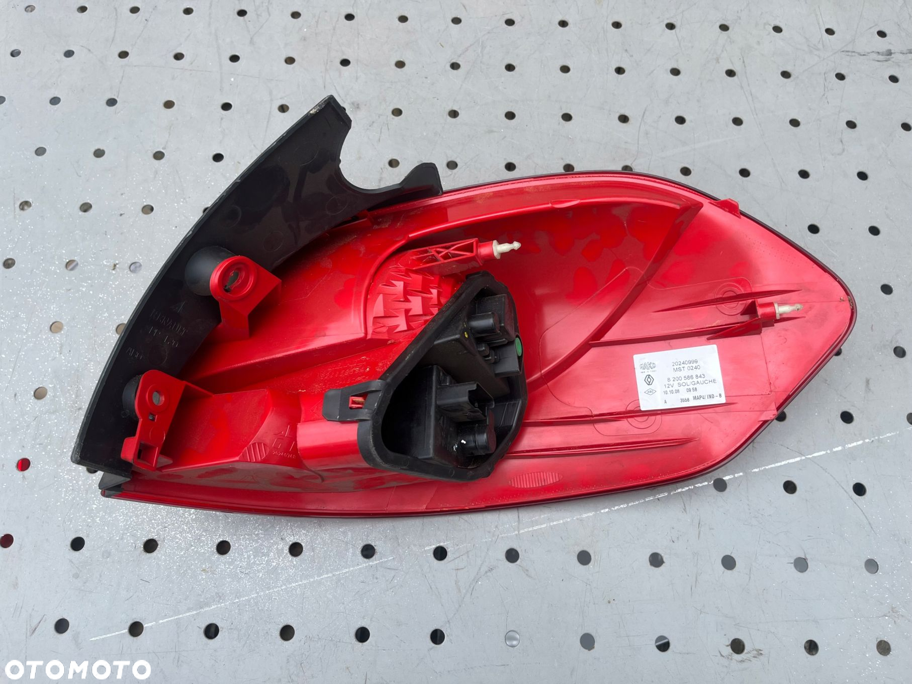 RENAULT CLIO III KOMBI LAMPA LEWA TYLNA 8200588843 - 2