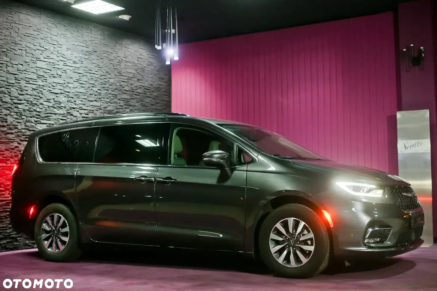 Chrysler Pacifica - 4