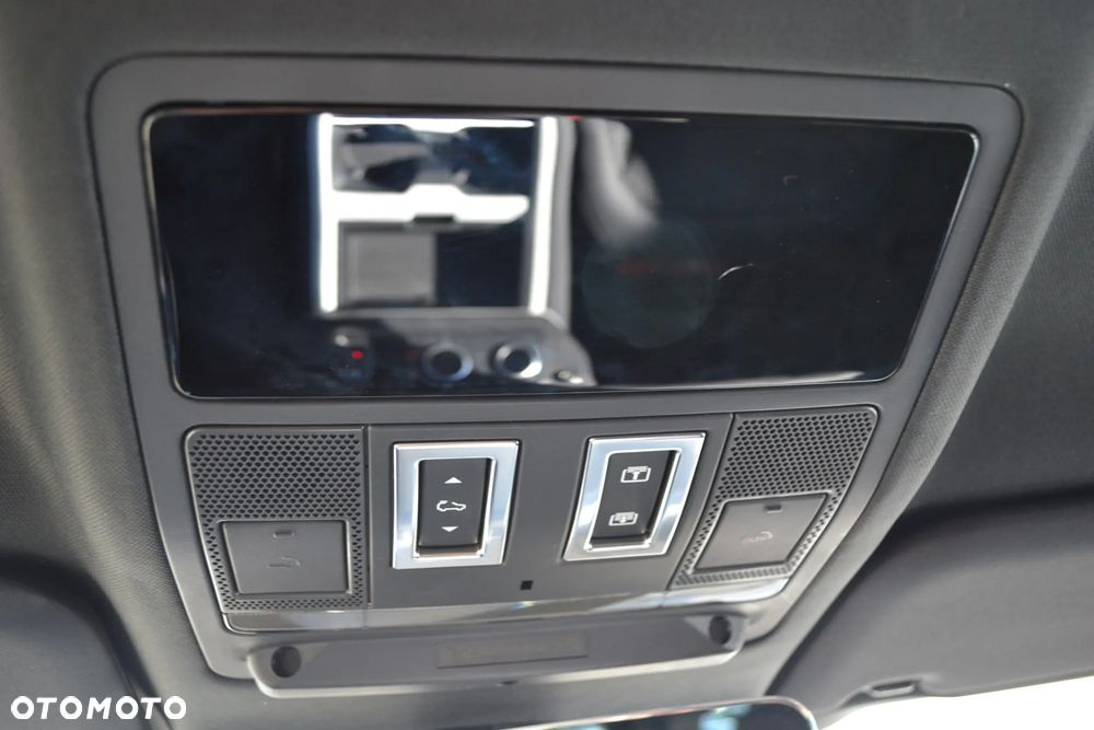 Land Rover Defender 110 D300 X-Dynamic SE - 28