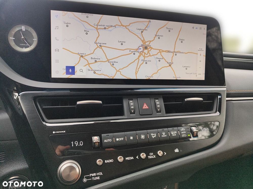 Lexus ES 300h Business Edition - 16
